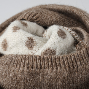 Bonnet Tricoté Pour Femme En Laine Et Polyester Mélangés À Pois De La Série Simple h5 Image4
