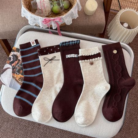 Chaussettes Mi-Mollet À Rayures Et Carreaux Style Preppy, Légèrement Rebondissantes, Avec Motif Cœur Et Contraste De Couleurs.