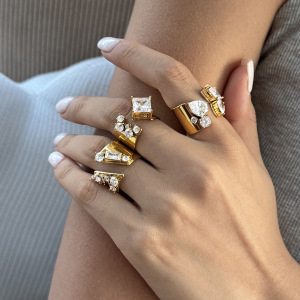 Bagues Pour Femmes De La Série Luxueuse Daily, En Acier Inoxydable Étanche Couleur Or, Forme Irrégulière, Serties De Zircon. h5 Image2