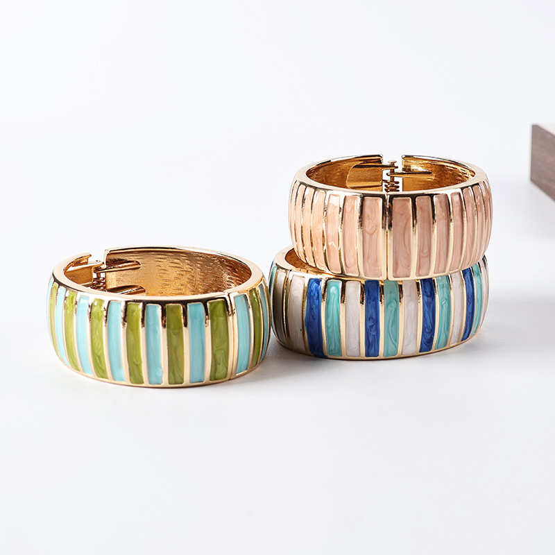 Bracelets Pour Femmes De La Série Luxueuse, De Forme Irrégulière Rétro, Aux Couleurs Mélangées, En Alliage Doré Et Émail Dégoulinant h5Image4