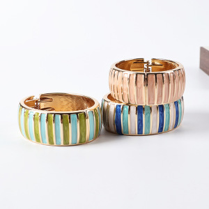Bracelets Pour Femmes De La Série Luxueuse, De Forme Irrégulière Rétro, Aux Couleurs Mélangées, En Alliage Doré Et Émail Dégoulinant h5 Image4