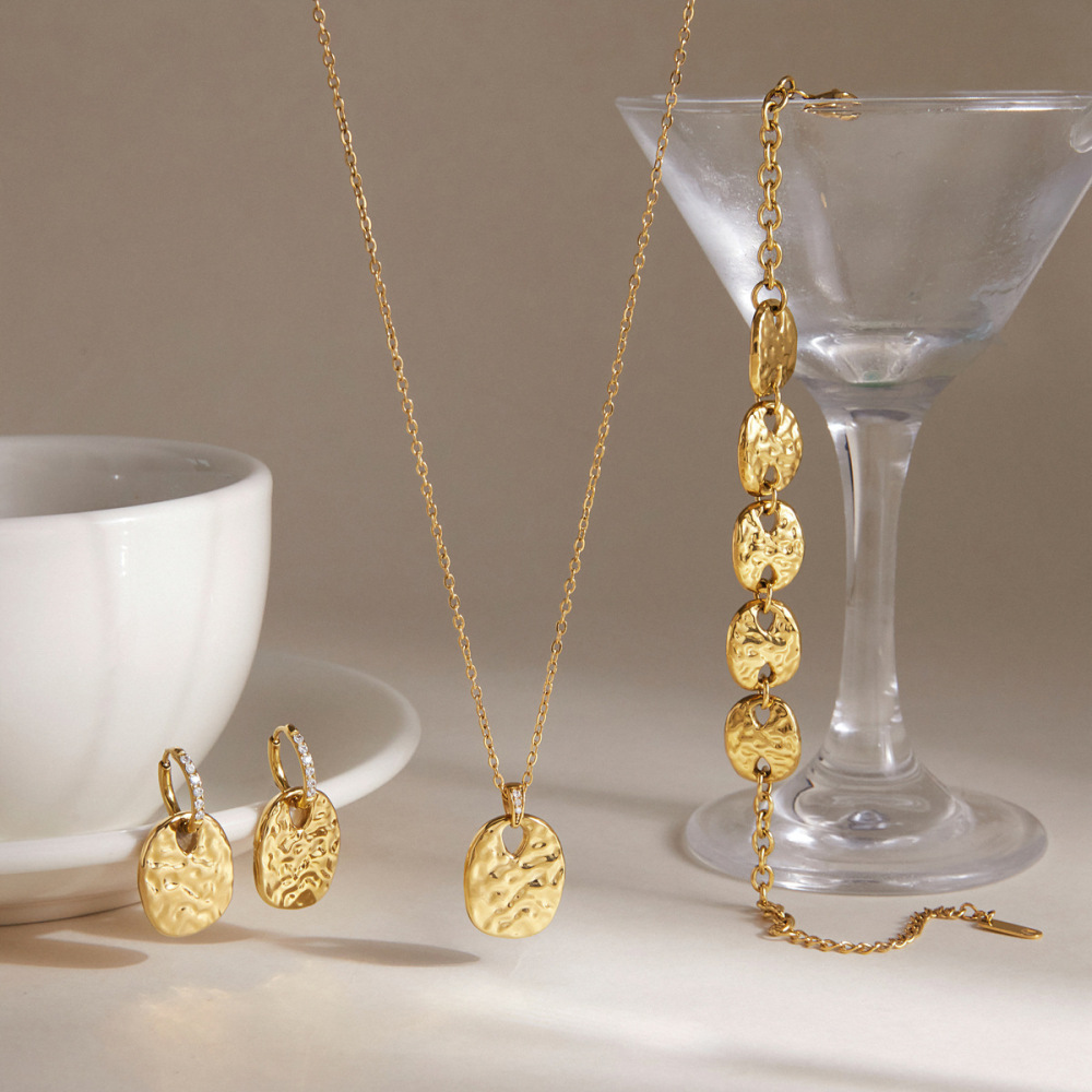 Ensembles De Colliers Pour Femmes En Acier Inoxydable Imperméable, Motif Marteau Rétro, Couleur Or Et Zircon. Image3