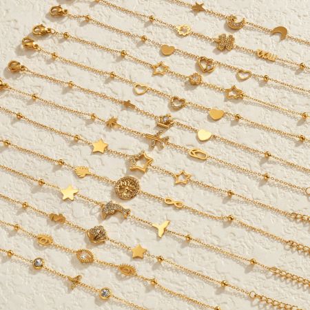 Bracelet à breloques élégant en acier inoxydable, couleur or, avec pendentif cœur, étoile et couronne, style simple et élégant.