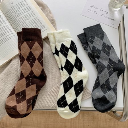 Chaussettes mi-mollet à carreaux, motif géométrique basique et contraste de couleurs, légèrement rebondissantes