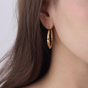 Boucles D'Oreilles Créoles Élégantes Torsadées Couleur Cuivre Doré De La Collection Simple Series h5 Image4