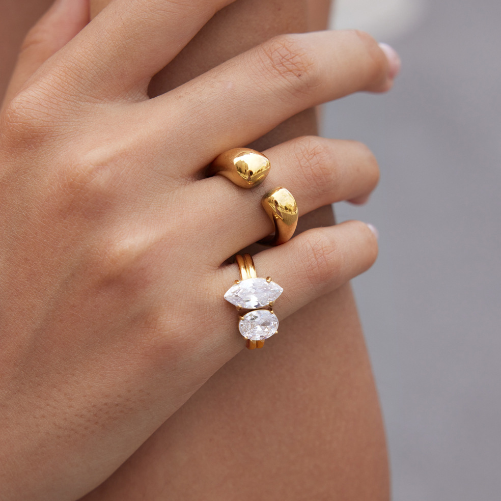 Bague Pour Femme En Acier Inoxydable Doré, Étanche, En Forme De Goutte D'Eau, Sertie De Zircon Et Ornée D'Une Ellipse. Collection Luxe Daily Droplet. Image3