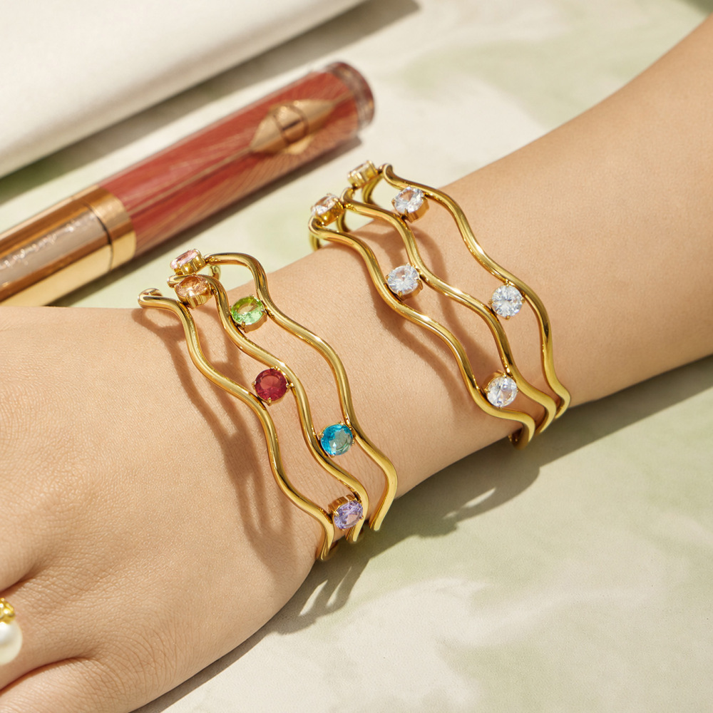 Bracelet Manchette Femme En Acier Inoxydable Doré, Étanche, Orné De Zircon, Collection Luxueuse Aux Lignes Élégantes. Image2