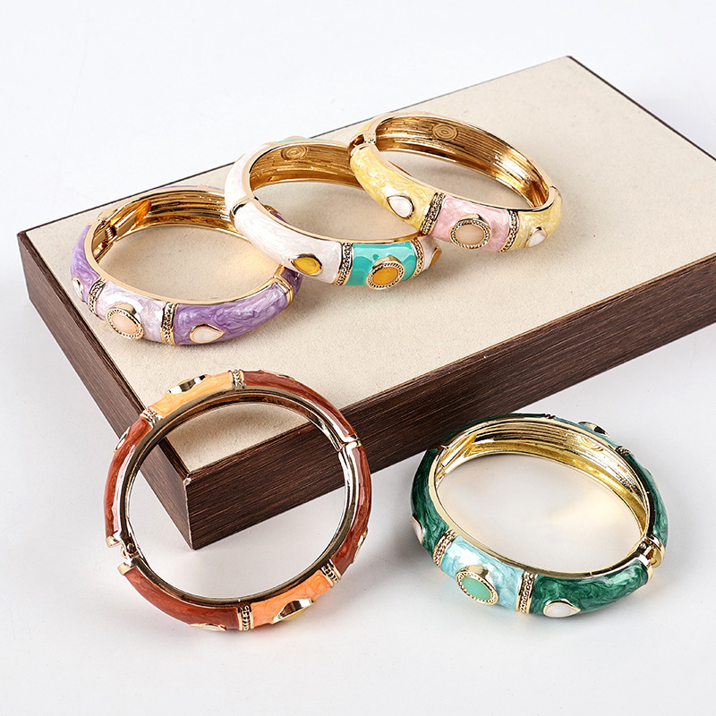 Bracelets Pour Femmes De La Série Luxueuse Rétro À Dégradé De Couleurs Mélangées, En Alliage Émaillé Et Doré Image4