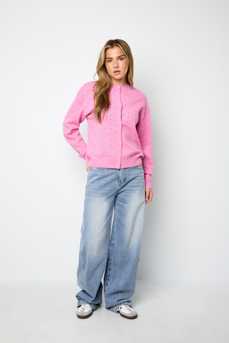 Le pull clouté à boutons