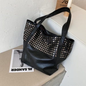 Sacs À Bandoulière Carrés Pour Femmes, Style Décontracté, Ornés De Clous Métalliques Et De Rivets, Couleur Unie, En Pu De Qualité Supérieure. h5 Image5