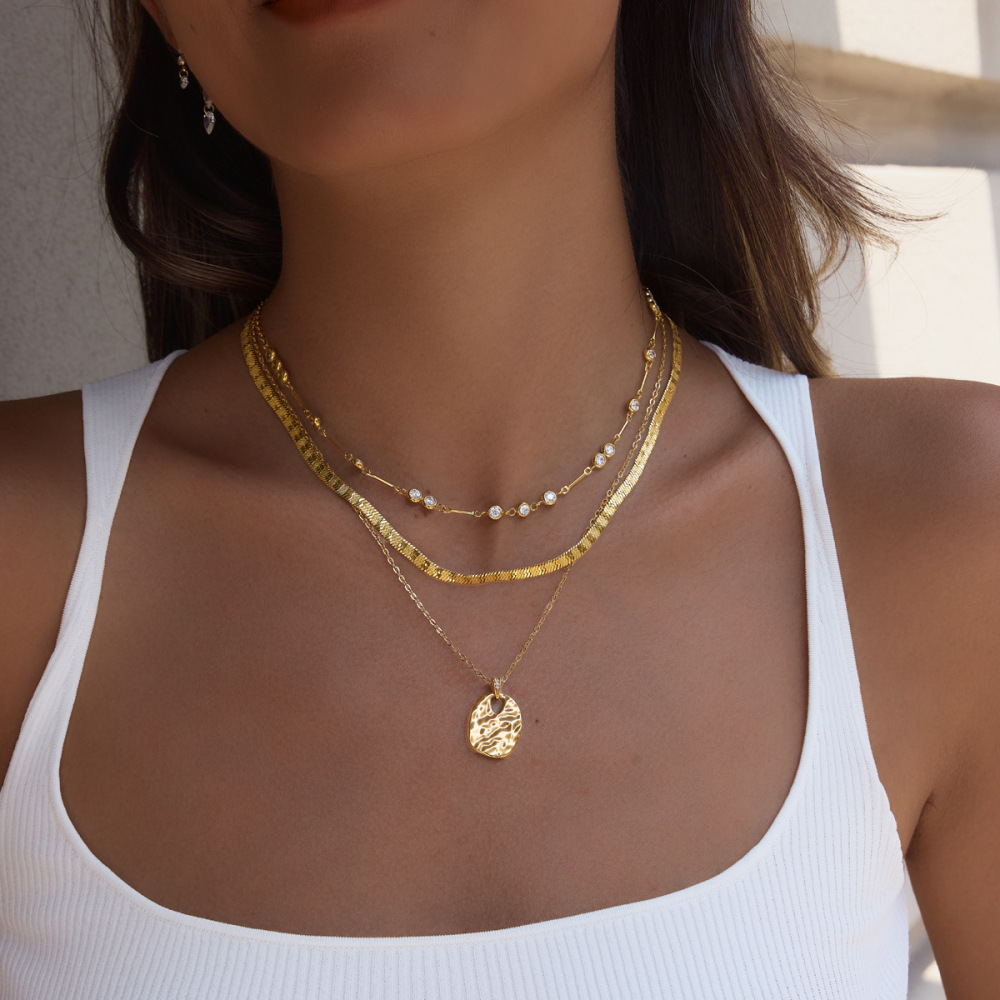 Ensembles De Colliers Pour Femmes En Acier Inoxydable Imperméable, Motif Marteau Rétro, Couleur Or Et Zircon. Image4