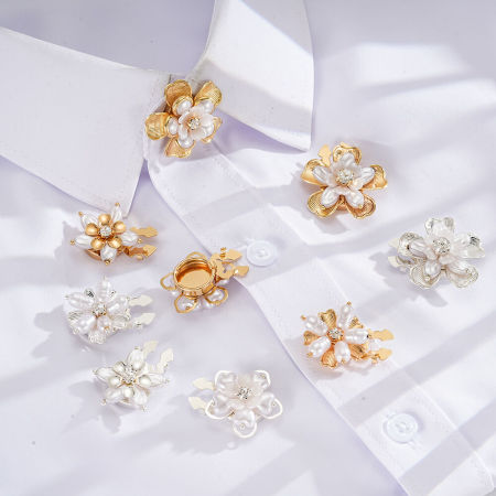 Boutons de manchette luxueux et élégants en perles d'imitation, strass et perles artificielles, ornés de fleurs.