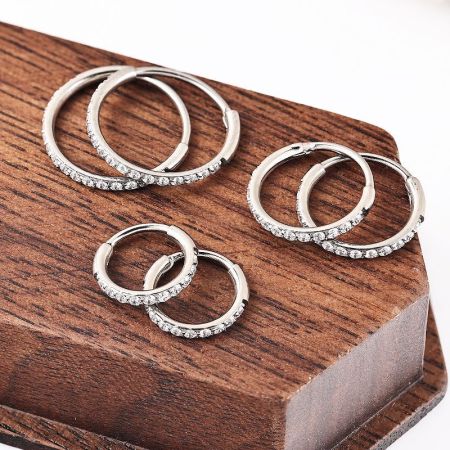 Boucles d'oreilles pour femmes Simple Series Daily Circle en acier inoxydable, étanches, couleur or, avec zircon.