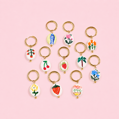 Boucles d'oreilles pendantes pour femme, collection romantique, en acier inoxydable doré, forme elliptique et motif fraise. Design romantique.