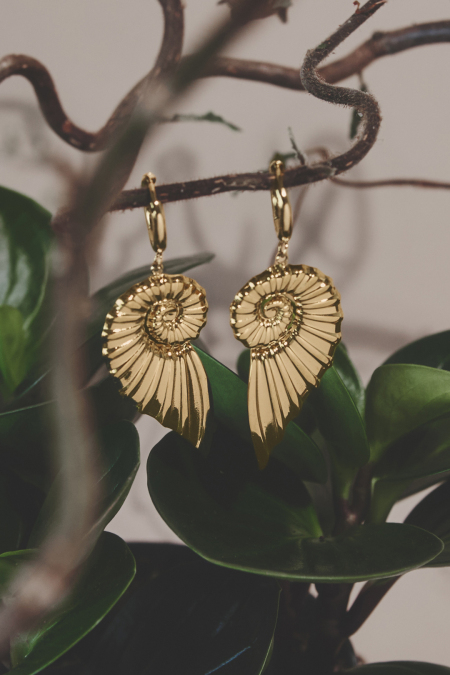 Petites Boucles D'Oreilles Créoles Avec Un Grand Pendentif En Coquillage Torsadé 2