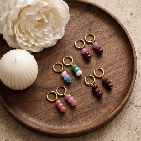 Boucles d'oreilles créoles élégantes en acier inoxydable doré, ornées de perles et de pierres naturelles, collection Simple Series.