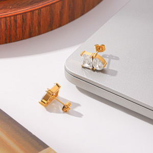 Boucles D'Oreilles Puces Pour Femmes, En Acier Inoxydable Doré, Imperméables, En Forme De Goutte, Avec Zircon Rectangulaire Et Monture En Forme De Goutte h5 Image4