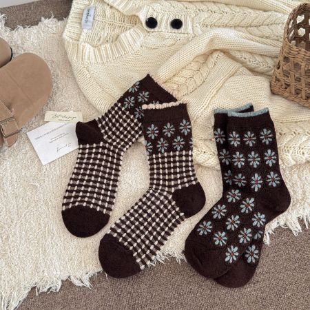 Chaussettes mi-mollet en laine à rayures ethniques, à carreaux et à blocs de couleurs contrastées, avec petits motifs floraux