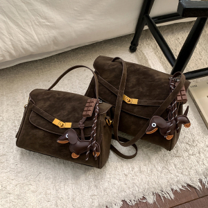 Sac Cabas Pour Femme En Daim Uni, Style Old Money, Avec Quincaillerie En Métal. h5 Image4