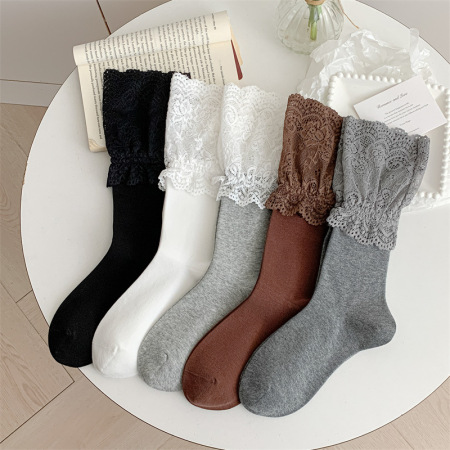 Chaussettes mi-mollet élégantes à empiècements de dentelle unie