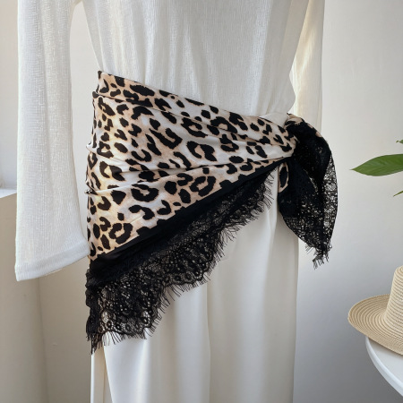 Bandana élégante en polyester à pois et dentelle, ornée de fleurs