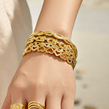 Bracelet Jonc Pour Femme En Acier Inoxydable Imperméable Couleur Or Avec Zircon En Forme De Cœur