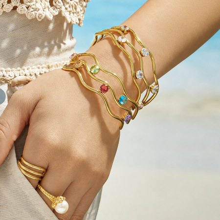 Bracelet Manchette Femme En Acier Inoxydable Doré, Étanche, Orné De Zircon, Collection Luxueuse Aux Lignes Élégantes.