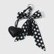 Un porte-clés en forme de cœur noir et blanc 