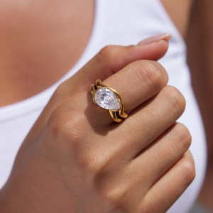 Bagues Pour Femmes En Acier Inoxydable Doré, Étanches, Serties De Zircon Et Ornées D'Une Goutte D'Eau, Collection Luxe Simple Droplet. h5 Image3