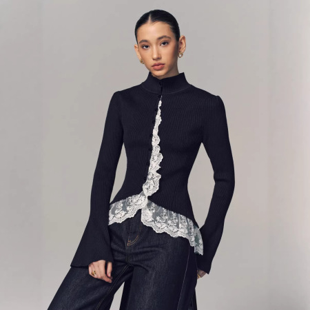 Cardigan Fin Élégant En Maille Unie À Boutons Et Empiècements En Dentelle 2
