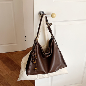 Sacs À Bandoulière Carrés Pour Femmes, Style Décontracté, Avec Détails Métalliques, Couleur Unie Et Pompon, En Pu Tissé. h5 Image10