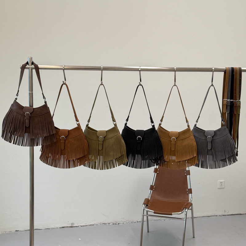 Sacs À Bandoulière Carrés Pour Femmes, Style Décontracté, Avec Pompons Et Détails Métalliques. Couleur Unie. En Daim. Image4