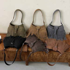 Sacs À Bandoulière Carrés Pour Femmes, Style Décontracté, Avec Pompons Et Détails Métalliques. Couleur Unie. En Daim. h5 Image5
