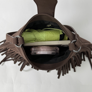 Sacs À Bandoulière Carrés Pour Femmes, Style Décontracté, Avec Pompons Et Détails Métalliques. Couleur Unie. En Daim. h5 Image7