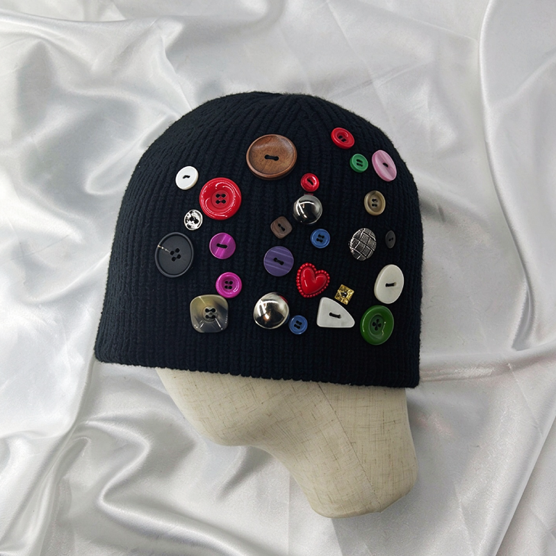 Bonnet En Polyester Uni À Boutons Géométriques En Forme De Cœur, Style Décontracté, Collection Simple Series. Image5