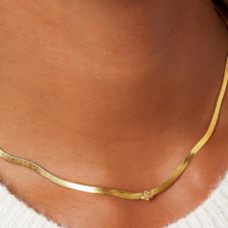 Collier en acier inoxydable avec petite fleur