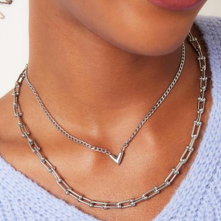 Collier en acier inoxydable lettre V