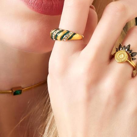 Bague en acier inoxydable avec tourbillon de zircons