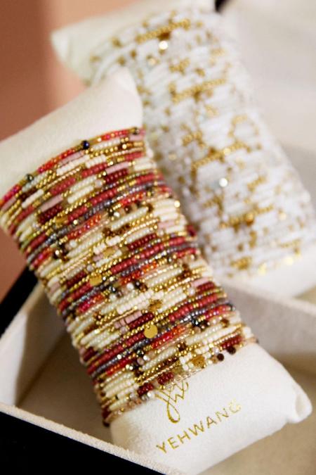 Présentoir avec bracelets perles colorées Beige & Couleur or Acier inoxydable 2